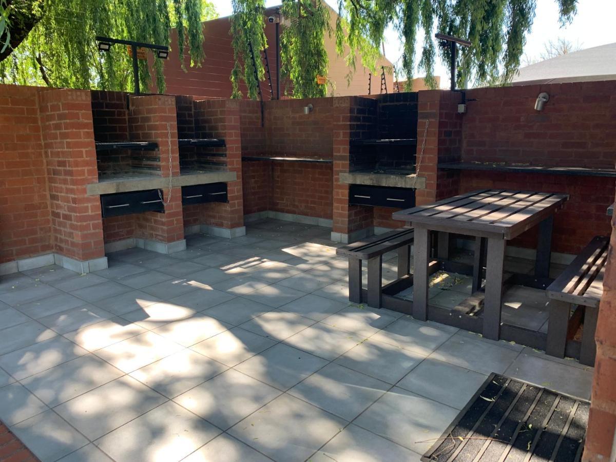 Or Tambo Self Catering Apartments, The Willows Boksburg Exterior photo