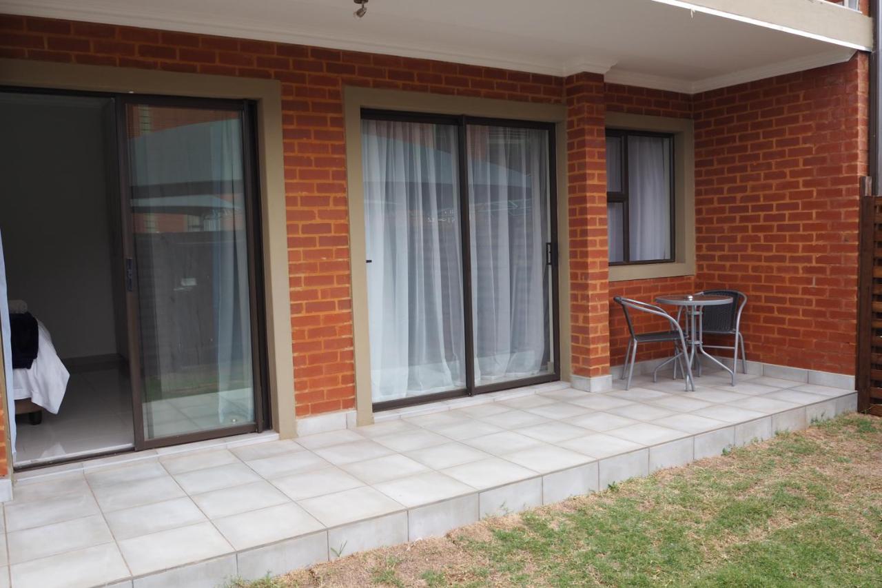 Or Tambo Self Catering Apartments, The Willows Boksburg Exterior photo